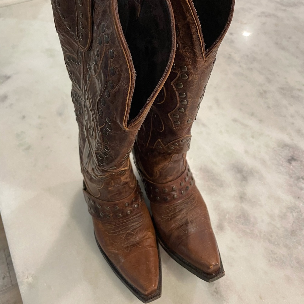 Lane Stud Rocker cowboy boots! Brown leather.